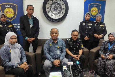 Mohd Nasaruddin (duduk tengah) pada sidang akhbar di Bukit Kayu Hitam pada Selasa.