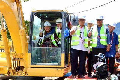 Hajiji (kiri) ketika menyempurnakan majlis pecah tanah Projek Bandar Baharu Paginatan di dewan terbuka Memorial Nunuk Ragang, Ranau.