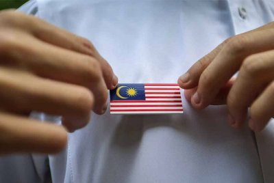 Lencana Jalur Gemilang berbentuk pin yang dibekalkan oleh kerajaan kepada para pelajar. Foto Bernama