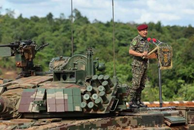 Panglima Tentera Darat, Jeneral Tan Sri Muhammad Hafizuddeain Jantan berucap pada Latihan Kuasa Tembakan (LKT) Tahun 2025 di Lapang Sasar Gemas, Kem Syed Sirajuddin hari ini. Foto Bernama