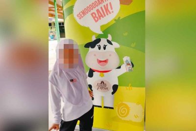 Gambar Aisyah Sofia dikongsi dalam hantaran di Facebook.