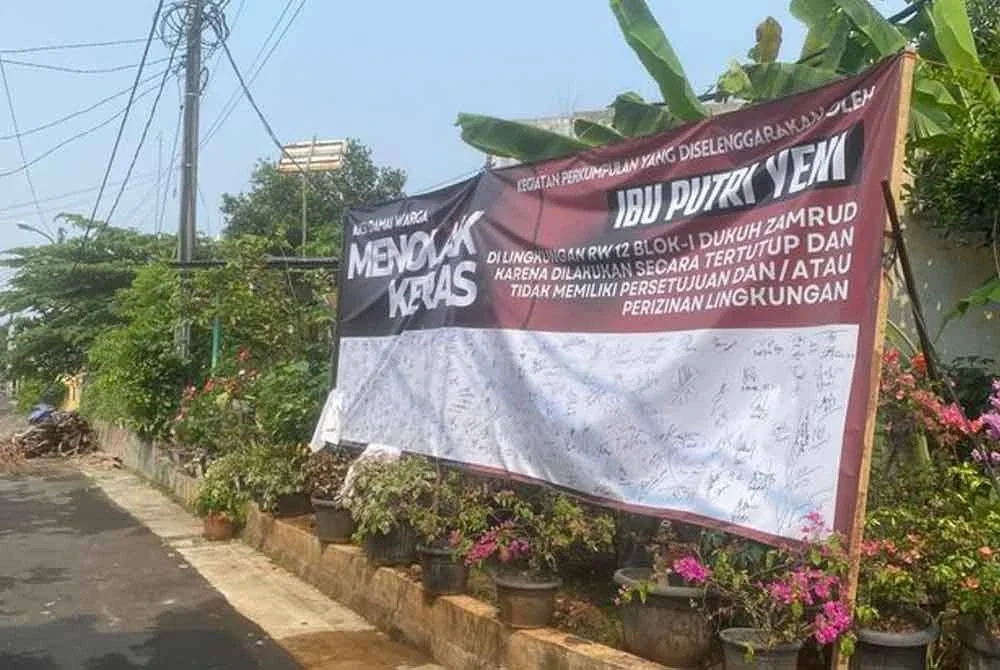 Kain rentang ditandatangani penduduk setempat yang menolak kumpulan ajaran sesat tersebut. Foto Agensi