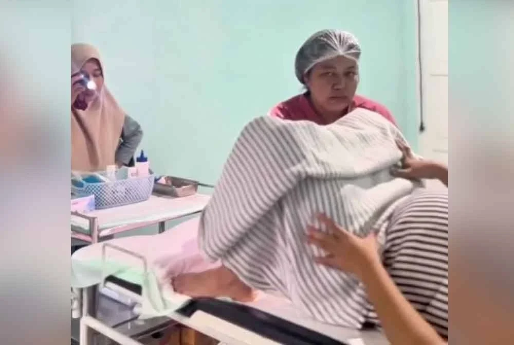 Seorang ibu mertua turut membantu menantunya bersalin di sebuah hospital di Sulawesi Tenggara. Foto Agensi