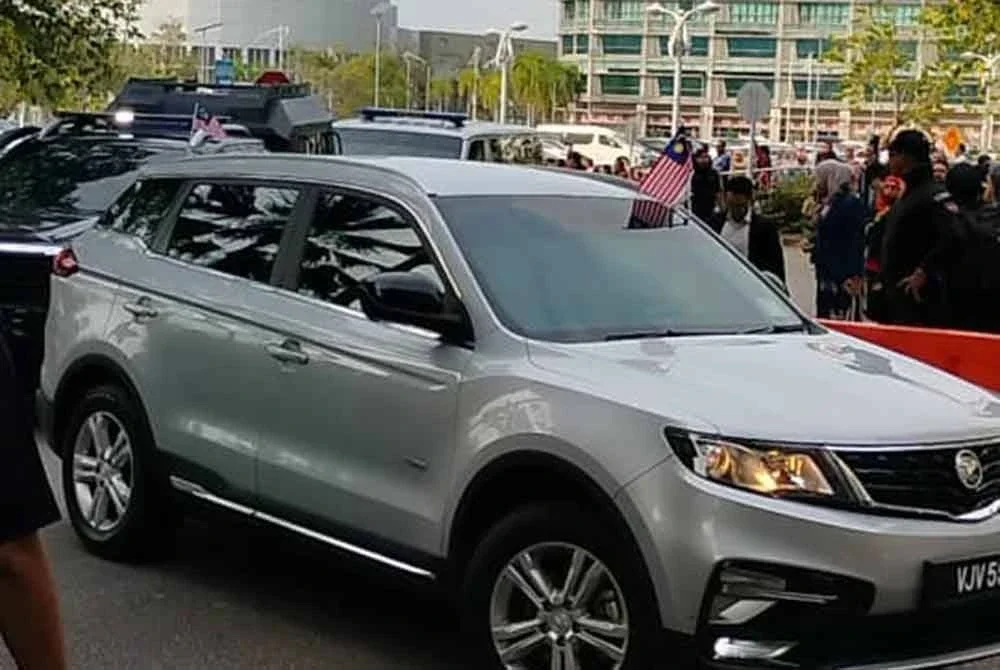 Kenderaan yang membawa Najib memasuki pekarangan Istana Kehakiman jam 8.30 pagi pada Rabu.