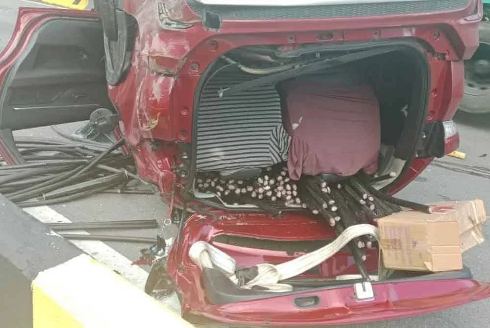 Beberapa gulung kabel yang telah dipotong serta peralatan mencurigakan tersimpan dalam kenderaan yang terbabas di Kilometer 29 Jalan Gerik-Kupang pada Selasa. Foto: Media sosial