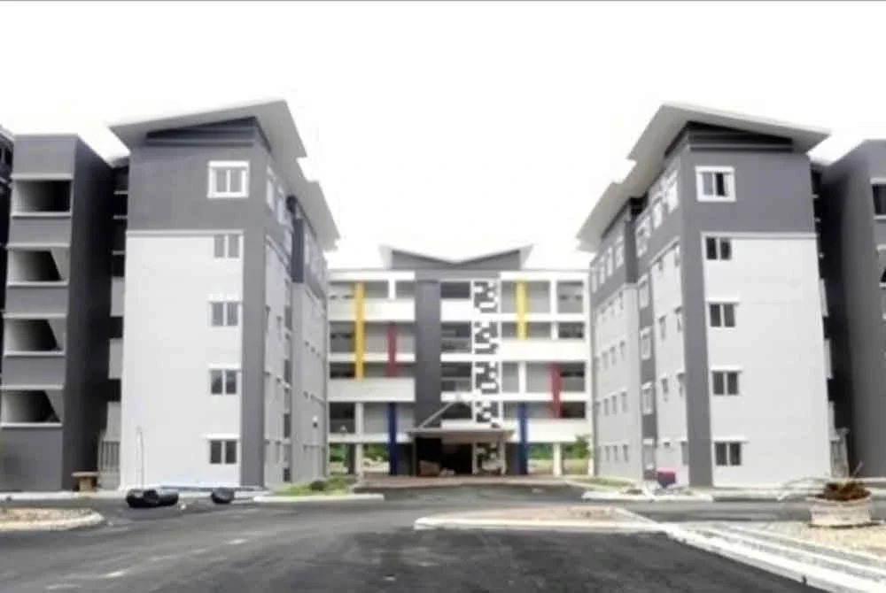 Mayat bayi lelaki ditemukan berbalut dengan kain lampin berdarah berhampiran pondok dekat kawasan taman permainan PPR Gua Musang pada Selesa. Foto Hiasan