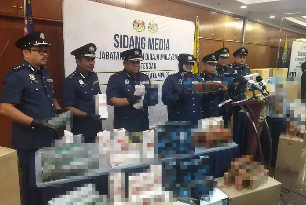 Wan Norizan (empat dari kiri) menunjukkan rokok seludup yang dirampas.