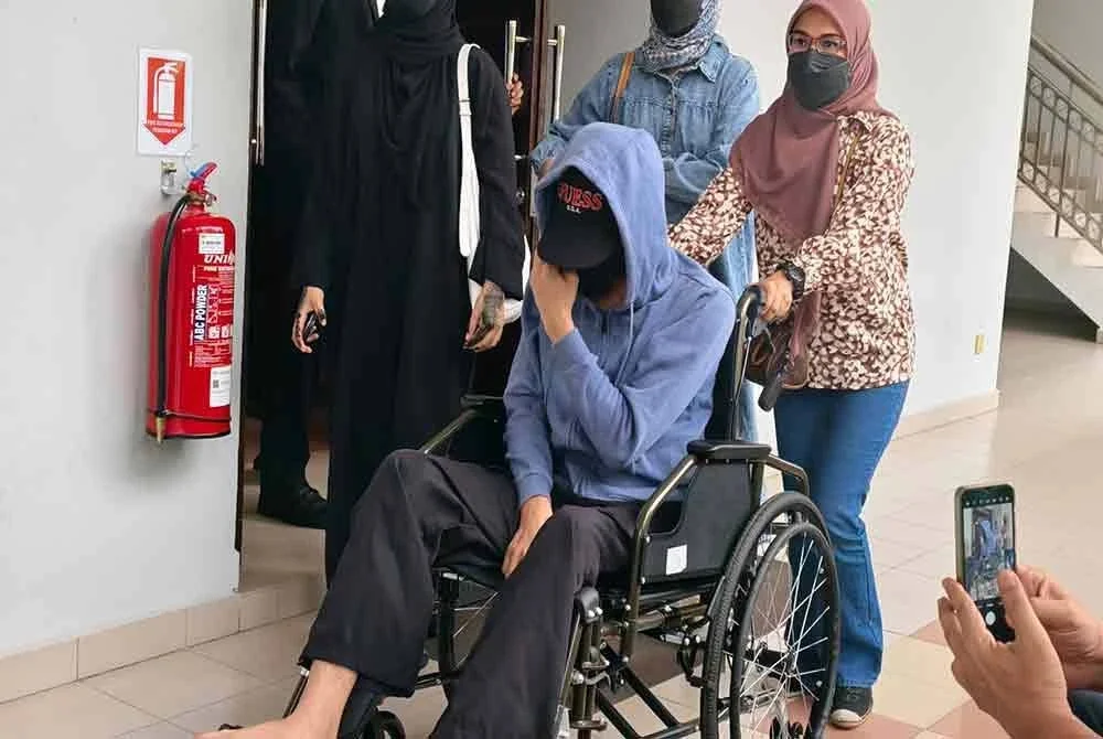 Tertuduh yang berusia 17 tahun berkerusi roda ketika hadir ke Mahkamah Majistret Seremban pada Rabu.