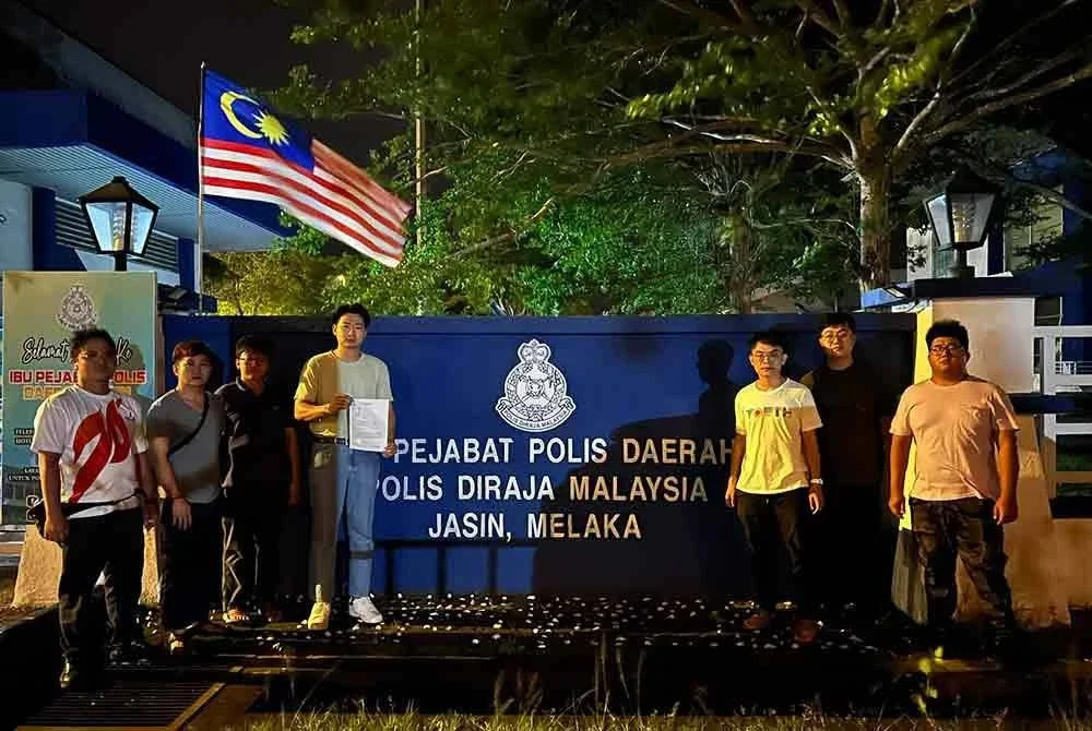 Pemuda MCA membuat laporan polis terhadap Pemuda UMNO Terengganu. Kredit Facebook/ Tee Tian Leng.