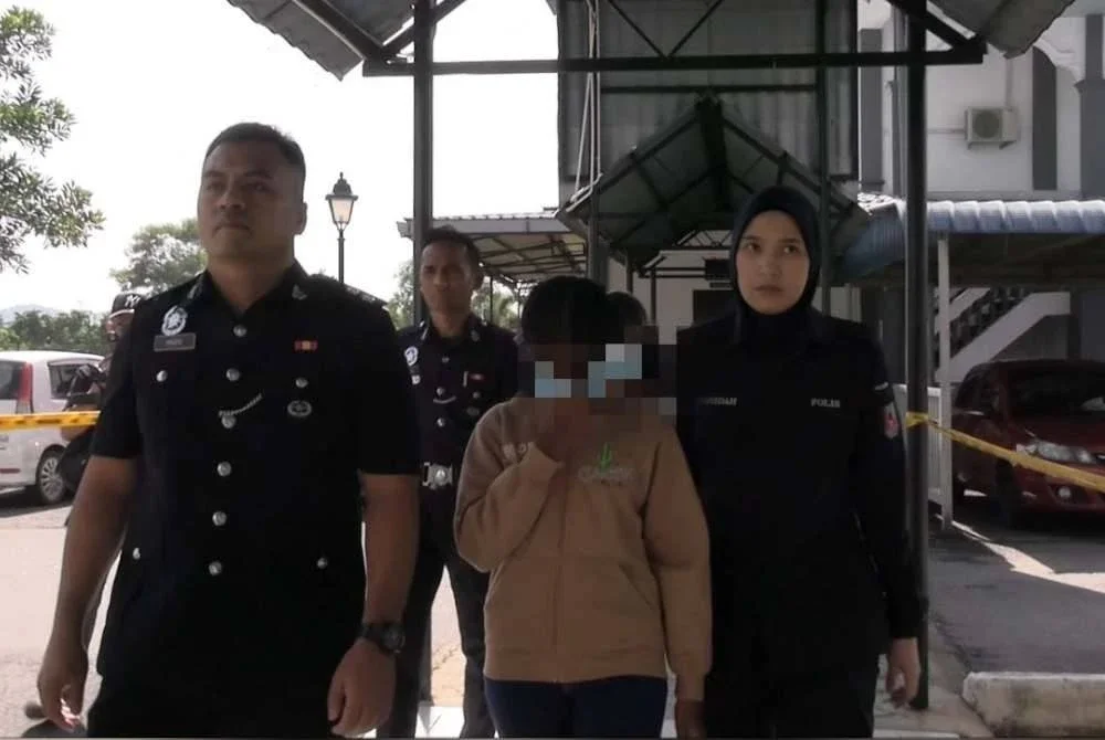 Dua pelajar perempuan didakwa atas dua pertuduhan menyebabkan kecederaan dan mengurung secara salah rakan mereka di tandas sekolah bulan lalu.