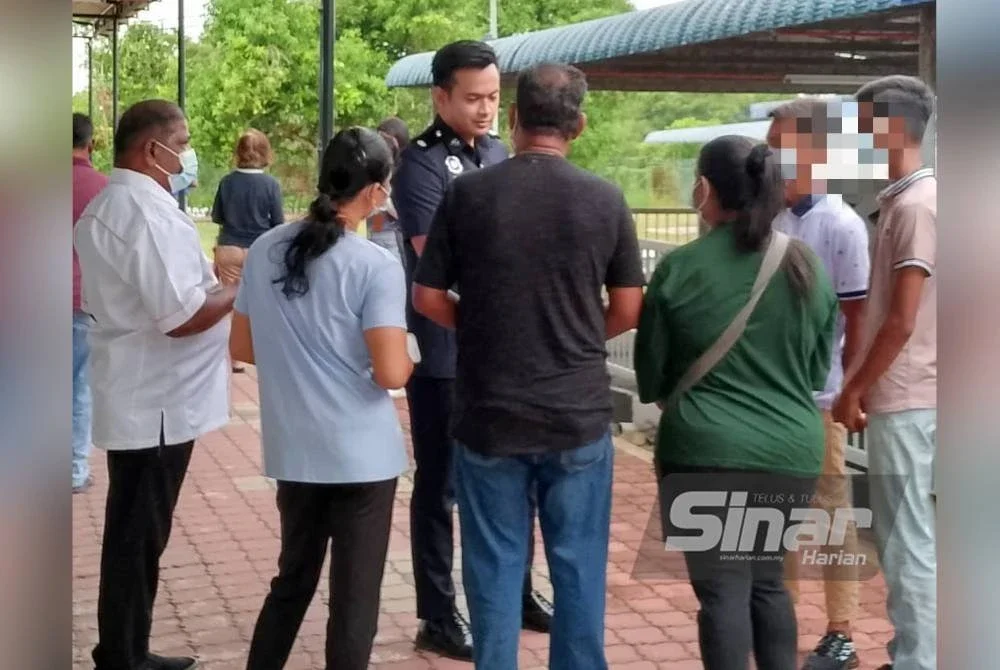 Ahli keluarga pelajar tiba di Mahkamah Majistret Sungai Petani pada Rabu.