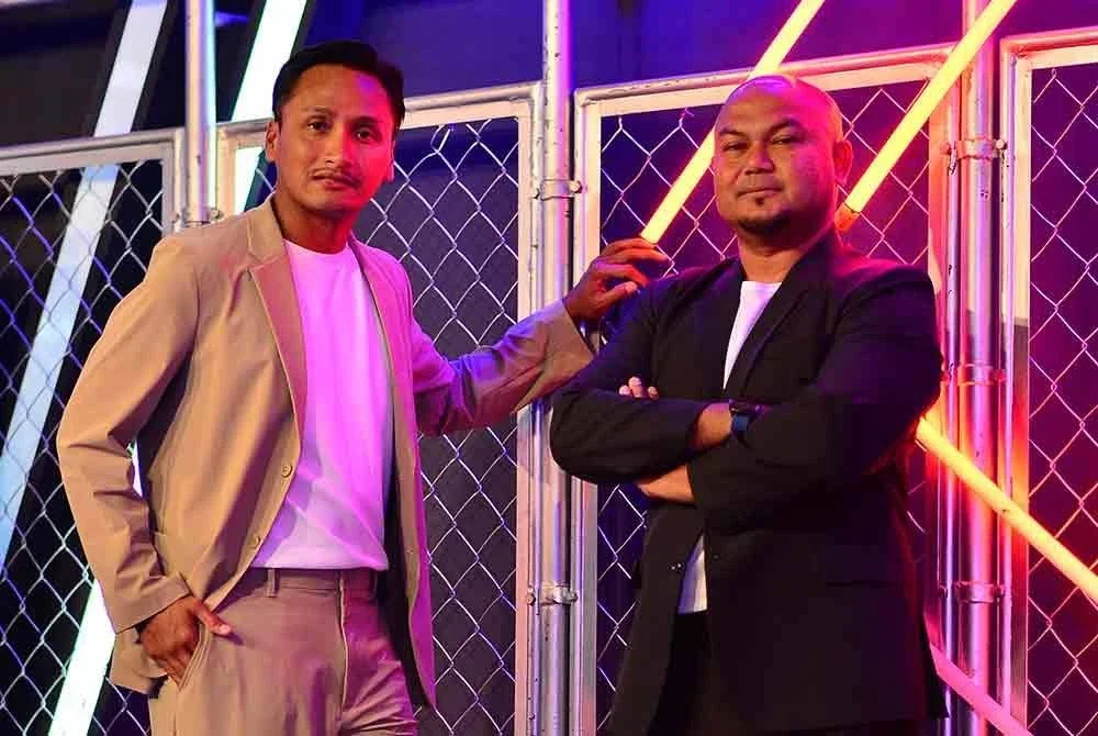 Akmal Rizal (kanan) dan Farizal Marlias menyertai pasukan penganalisis bola sepak Astro bagi musim baharu Liga-M. FOTO: ASRIL ASWANDI SHUKOR