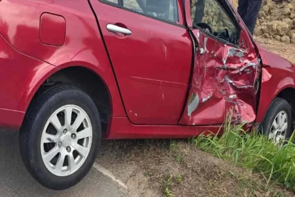 Keadaan kereta wanita terbabit kemalangan dengan motosikal ditunggang mangsa.
