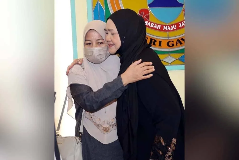 Juliah (kanan) bersama Noraidah semasa pertemuan di Sri Gaya, Kota Kinabalu pada Rabu.