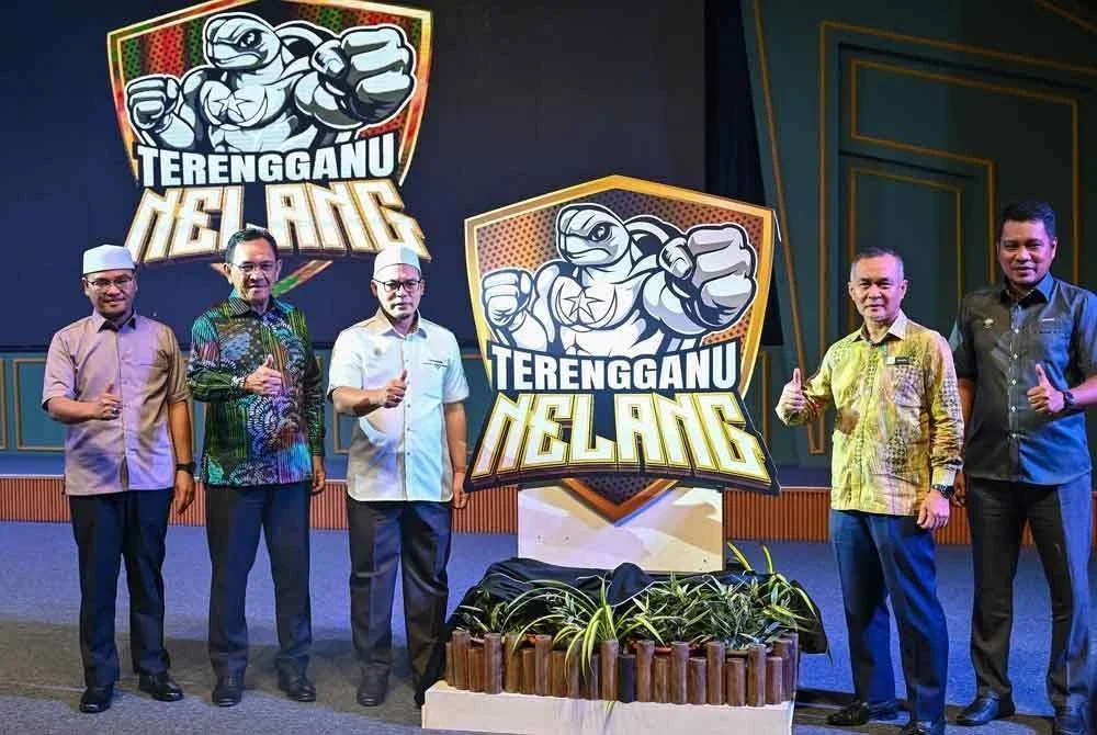 Hishamuddin (tiga, kiri) bersama kontinjen Terengganu pada Majlis Selangkah Mencipta Gemilang – Misi Emas Bermula di Dewan Besar Wisma Darul Iman, Kuala Terengganu.