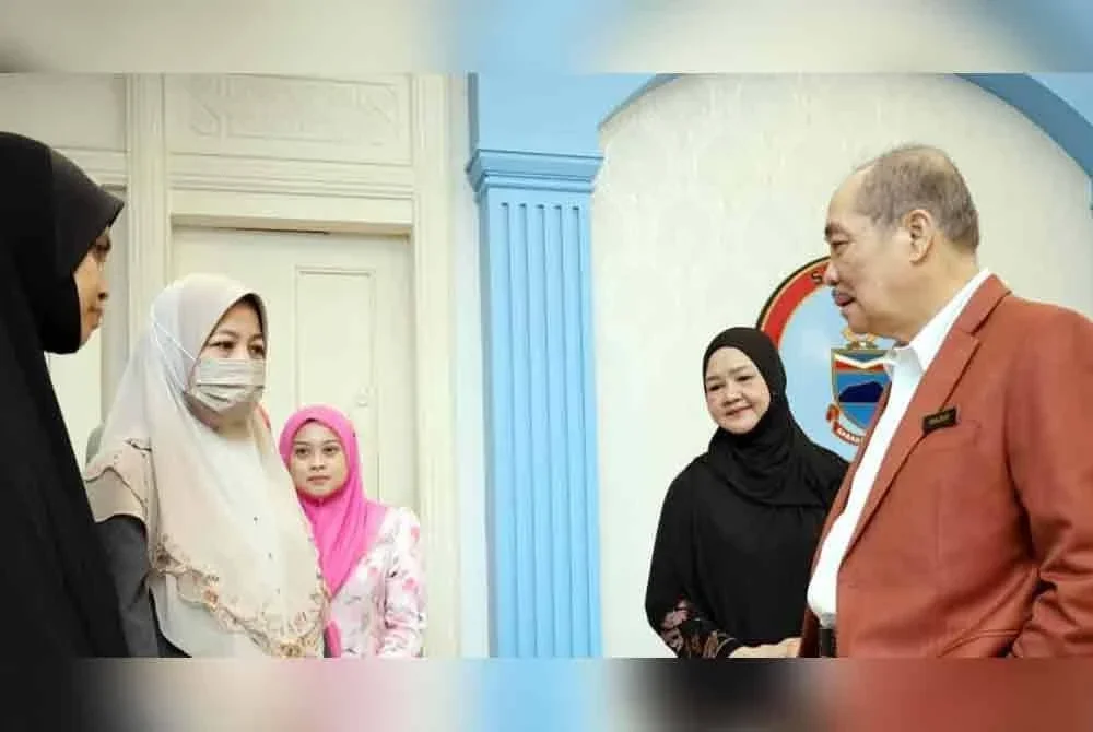 Hajiji ditemani Juliah (dua dari kanan) bertemu dengan Noraidah (dua dari kiri) di Sri Gaya, Kota Kinabalu pada Rabu.