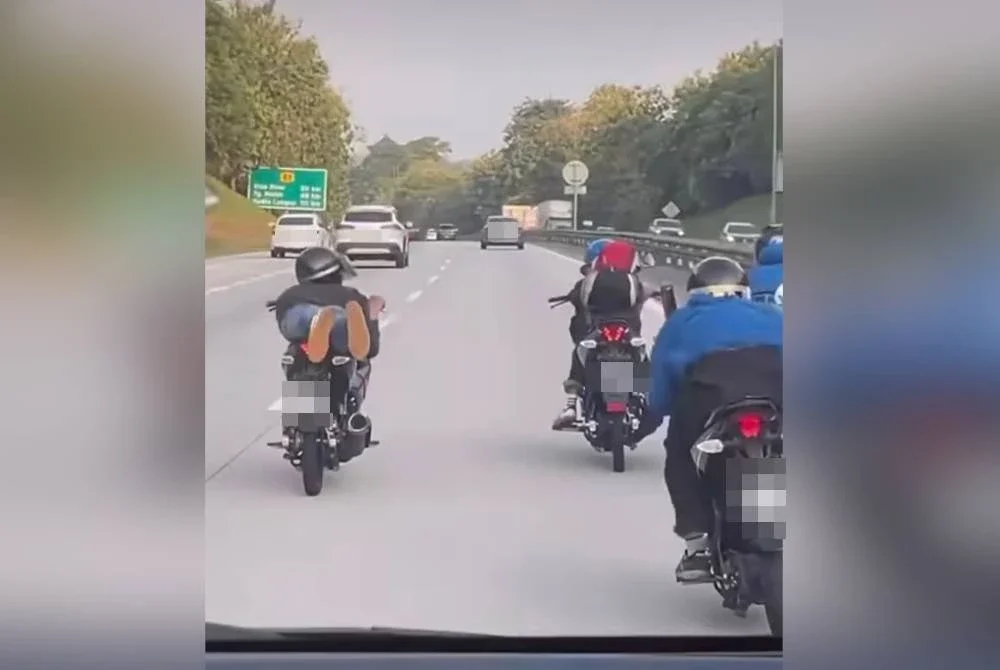Tangkap layar video tular menunjukkan sekumpulan penunggang melakukan aksi ‘Superman’ ketika menunggang di lorong lebuh raya yang sibuk.