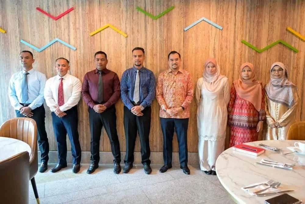 Asyraf Wajdi (empat dari kanan) bersama kumpulan warden yang akan memulakan tugas di MRSM Besut dan MRSM Balik Pulau bermula Isnin ini.