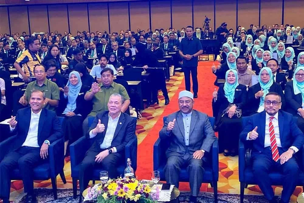 Fadillah (dua dari kiri) dan Mohd Nassuruddin (dua dari kanan) semasa hadir pada Persidangan Pengurus Kanan dan Jurutera Daerah JPS Malaysia Tahun 2025 di Hotel Perdana, Kota Bharu pada Rabu.
