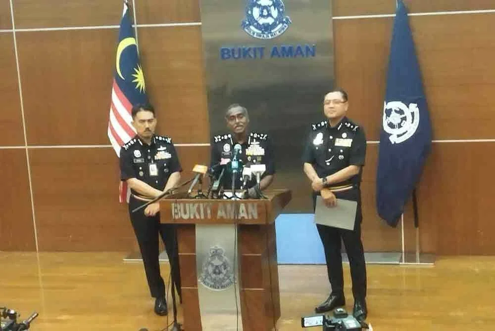 M Kumar (tengah) pada sidang akhbar di Bukit Aman mengenai kematian Zara Qairina Mahathir.