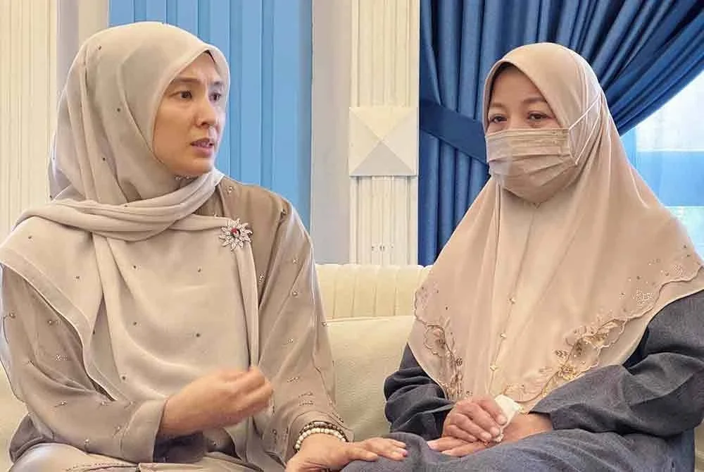 Nurul Izzah ketika bertemu ibu Zara Qairina di Kota Kinabalu, Sabah pada Rabu. Foto Facebook Nurul Izzah Anwar