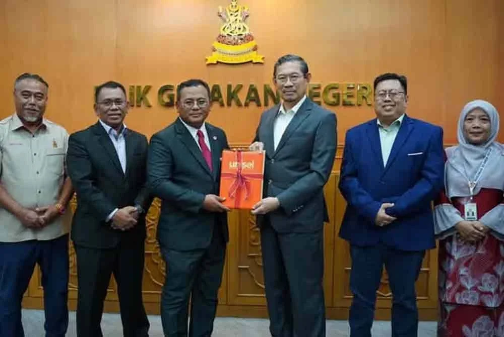 Hassan (tiga dari kanan) menerima surat pelantikan disampaikan oleh Amirudin (tiga dari kiri) di Pejabat Menteri Besar Selangor.