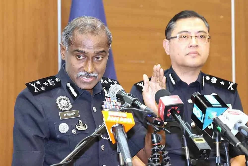 M Kumar (tengah) pada sidang akhbar di Bukit Aman mengenai kematian Zara Qairina Mahathir.