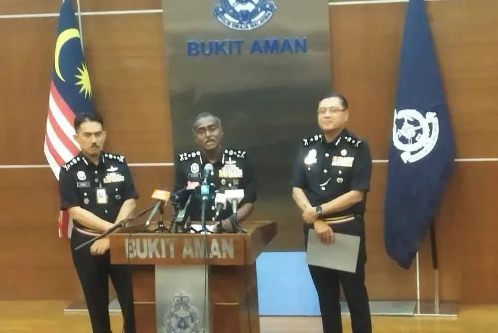 M Kumar (tengah) pada sidang akhbar di Bukit Aman mengenai kematian Zara Qairina Mahathir.