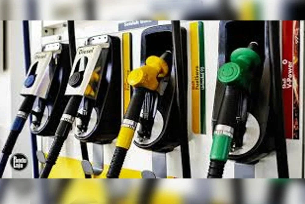 Harga runcit RON97 dan diesel di Semenanjung Malaysia turun empat sen, masing-masing ditetapkan pada RM3.13 seliter dan RM2.90 seliter bagi tempoh 14 hingga 20 Ogos ini. - Gambar hiasan
