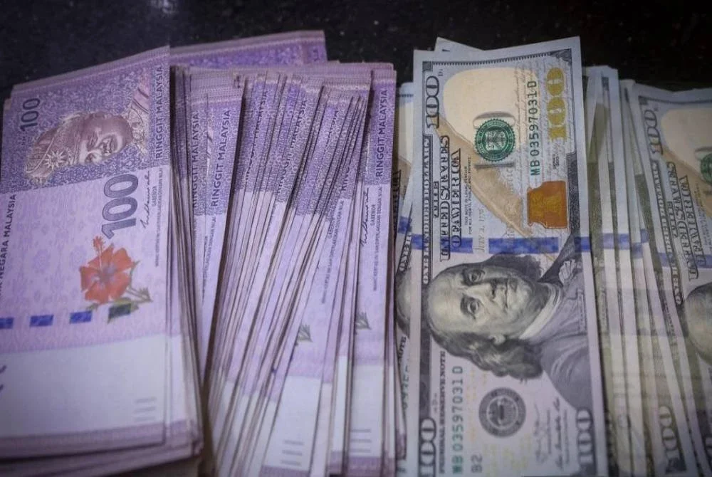 Ringgit terus mencatat peningkatan berbanding dolar AS untuk hari ketiga berturut-turut berikutan kedudukan selamat mata wang Amerika itu semakin lemah. - Gambar hiasan