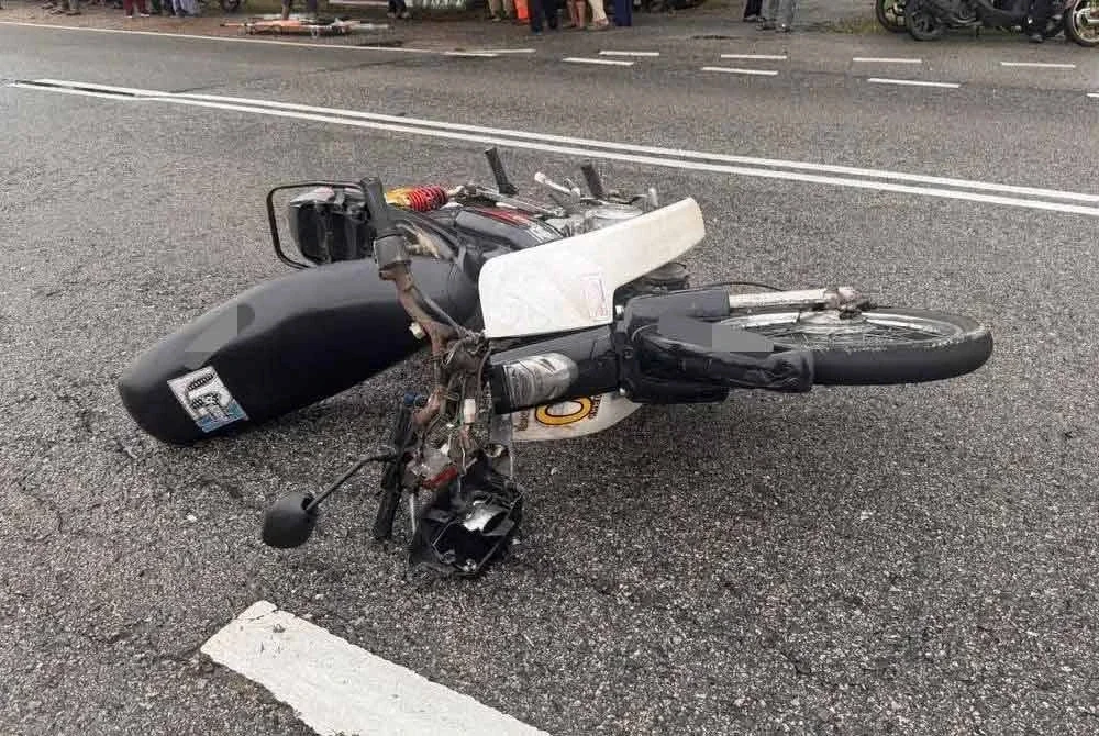 Seorang remaja lelaki berusia lingkungan 15 tahun maut dalam nahas melibatkan tiga kenderaan di Kilometer (KM) 3, Jalan Pontian/Kukup, pada Rabu. Foto IPD Pontian