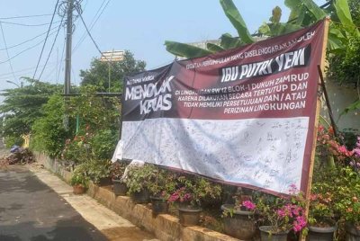 Kain rentang ditandatangani penduduk setempat yang menolak kumpulan ajaran sesat tersebut. Foto Agensi