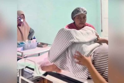 Seorang ibu mertua turut membantu menantunya bersalin di sebuah hospital di Sulawesi Tenggara. Foto Agensi