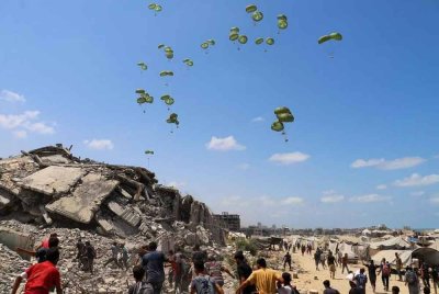 Pihak tentera berkata, guguran udara itu dijangka diteruskan dengan kerjasama negara luar. Gambar fail