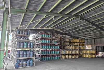 Ratusan unit tong berisi gas pelbagai jenama berada dalam premis terbabit. Foto Facebook Briged Tenggara PGA.