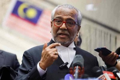 Muhammad Shafee bercakap pada sidang media selepas keputusan rayuan Peguam Negara berkaitan semakan kehakiman mengenai Titah Adendum di Istana Kehakiman, Putrajaya. Foto Bernama