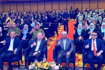 Fadillah (dua dari kiri) dan Mohd Nassuruddin (dua dari kanan) semasa hadir pada Persidangan Pengurus Kanan dan Jurutera Daerah JPS Malaysia Tahun 2025 di Hotel Perdana, Kota Bharu pada Rabu.