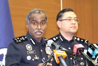 M Kumar (kiri) dalam sidang akhbar di Bukit Aman kes kematian Zara Qairina.