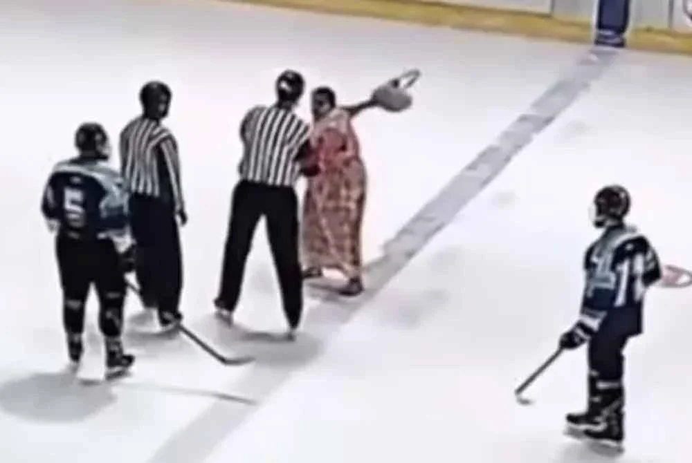 Seorang wanita di Republik Czech turun gelanggang hoki ais akibat tidak puas hati kepada pengadil. - Agensi
