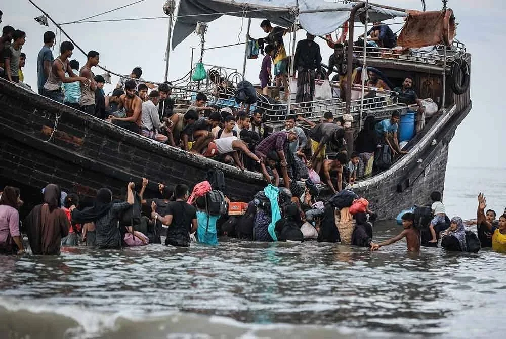 Bangladesh memohon bantuan Malaysia untuk menyelesaikan isu Rohingya, etnik tanpa negara yang mengharapkan ihsan negara Islam itu untuk tinggal di kem pelarian berhampiran Sungai Naf yang bersempadan dengan Myanmar. - Gambar hiasan