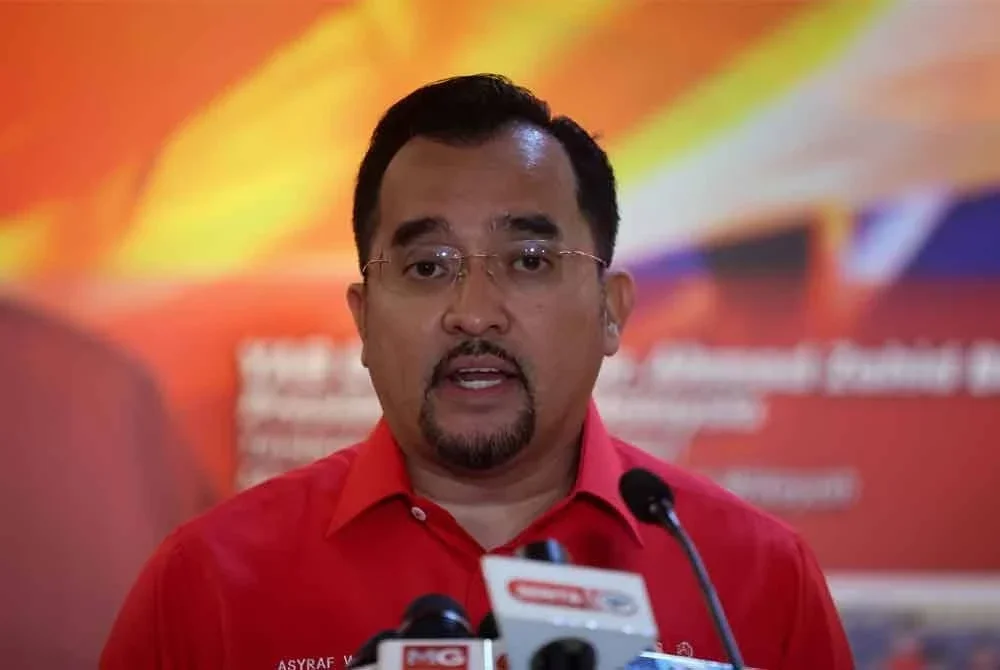 Asyraf Wajdi bercakap pada sidang media selepas Mesyuarat Majlis Tertinggi parti itu di Menara Dato Onn malam ini. Foto Bernama