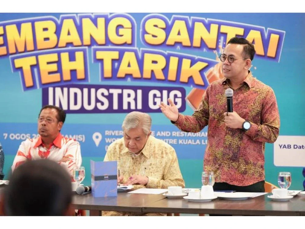 Dari kanan: Steven Sim, Timbalan Perdana Menteri, Datuk Seri Dr Ahmad Zahid Hamidi dan Timbalan Menteri KESUMA, Datuk Seri Abdul Rahman Mohamad ketika menghadiri Sesi Sembang Santai Teh Tarik Industri Gig yang diadakan di Kuala Lumpur, baru-baru ini.