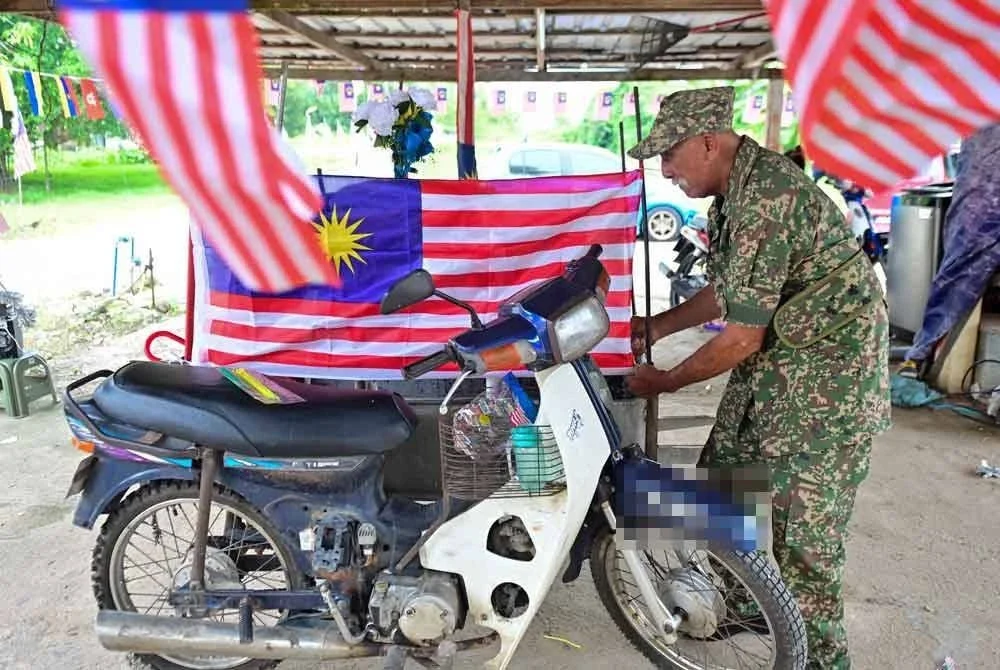 Antara ratusan Jalur Gemilang yang dipasang di rumahnya.