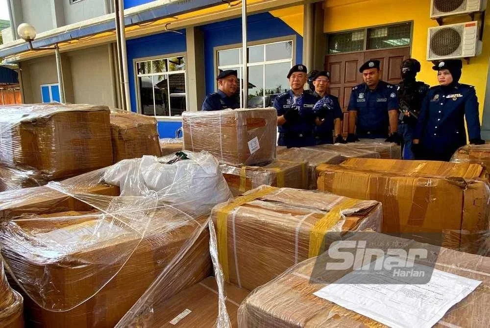 JKDM Kelantan menunjukkan 122 kotak mengandungi tembakau kunyah yang berjaya dirampas.
Foto Sinar Harian HAZELEN LIANA KAMARUDIN