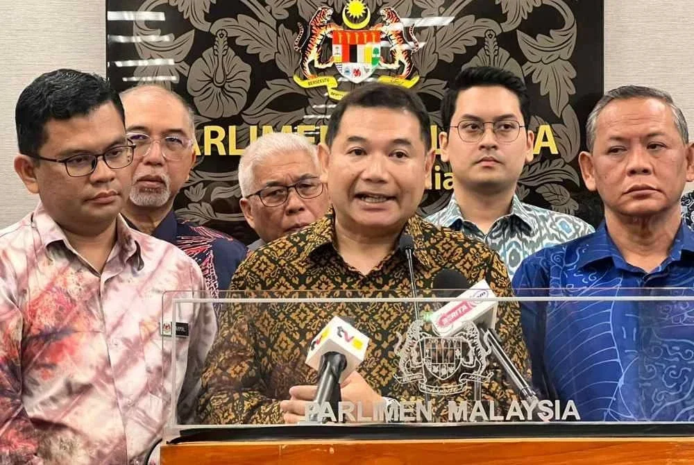 Rafizi (tengah) ketika sidang akhbar di Bangunan Parlimen pada Khamis.