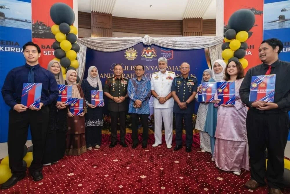 Mohamed Khaled (tengah) bergambar bersama sebahagian daripada pelajar cemerlang pada majlis AKP 2025 di Wisma Perwira ATM di Kuala Lumpur pada Rabu. Foto: Rosli Talib