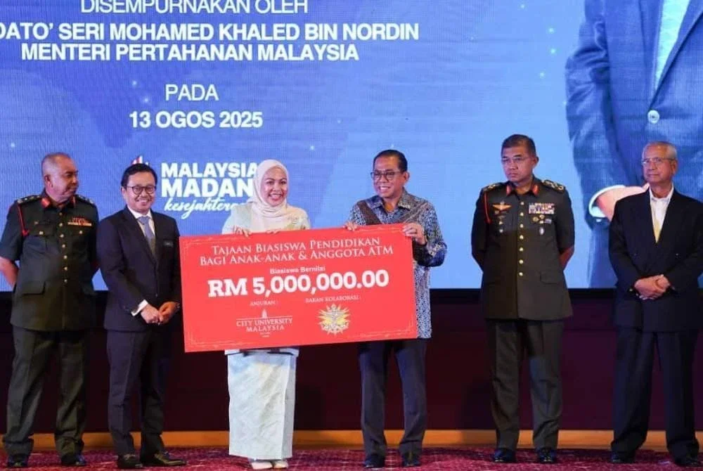 Mohamed Khaled (tiga dari kanan) menerima tajaan biasiswa pendidikan bagi anak-anak dan anggota ATM daripada Naib Canselor City University Malaysia, Profesor Dr Rosnizah Shaari (tiga dari kiri) pada Majlis Penyampaian Anugerah Kecemerlangan Pendidikan 2025 di Wisma Perwira ATM.