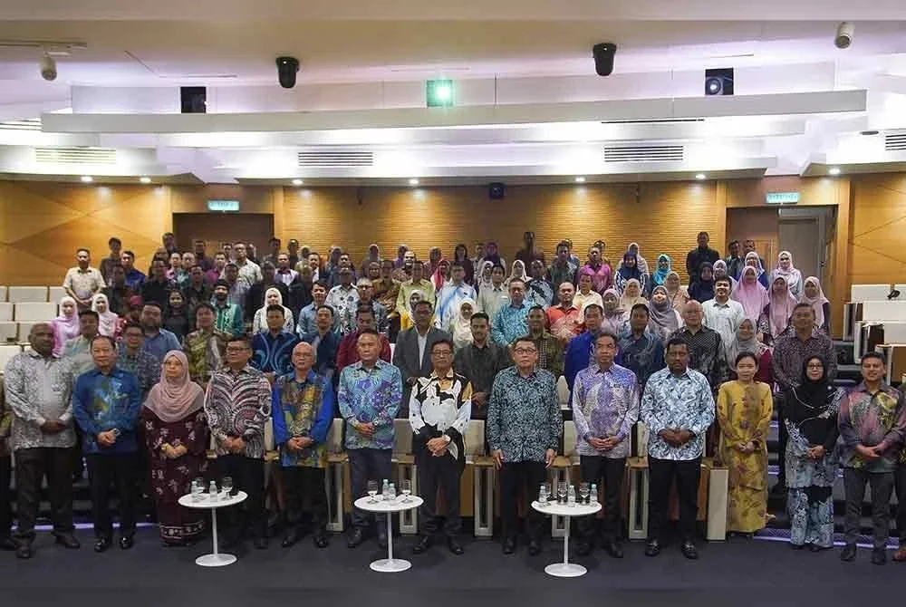 Azam (tujuh dari kiri) dan Hussein (tiga dari kanan) ketika Program Persidangan Meja Bulat Ketua Pesuruhjaya SPRM di Kuala Lumpur pada Khamis.
FOTO: ROSLI TALIB
