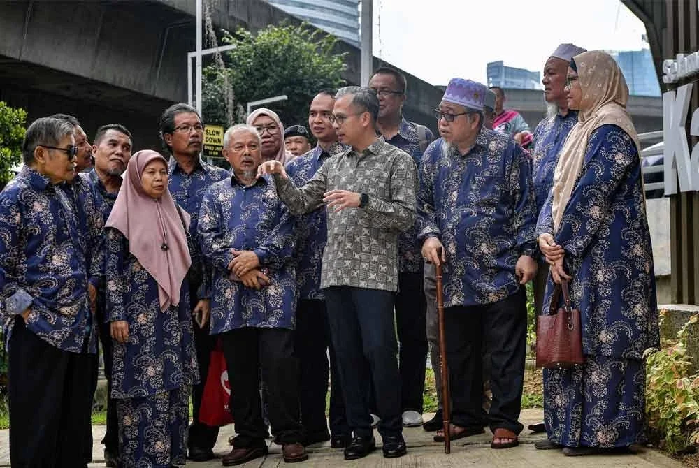 Menteri Komunikasi yang juga Ahli Parlimen Lembah Pantai, Datuk Fahmi Fadzil beramah mesra dengan pewaris-pewaris Kampung Kerinchi selepas Majlis Perasmian Mercu Tanda Kampung Kerinchi di KL Gateway Mall hari ini. Foto Bernama