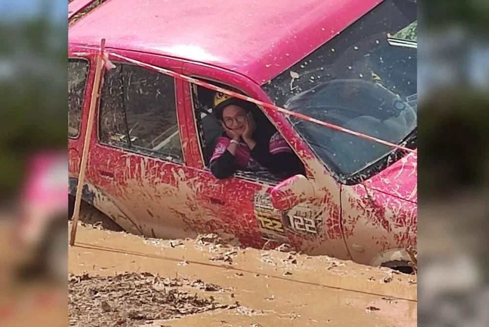 Azlinda beraksi bersama Baby Pink.